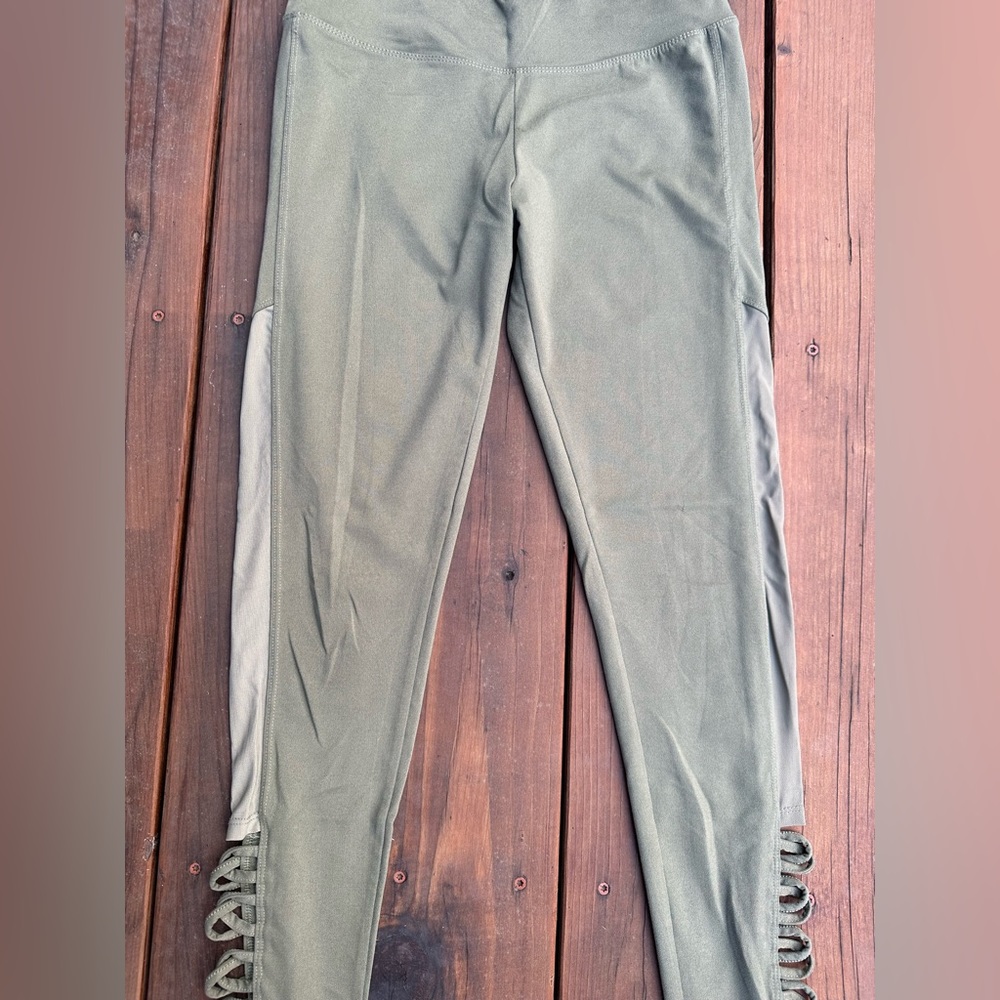 Yoga Leggings
SIZE: S
COLOR: Green